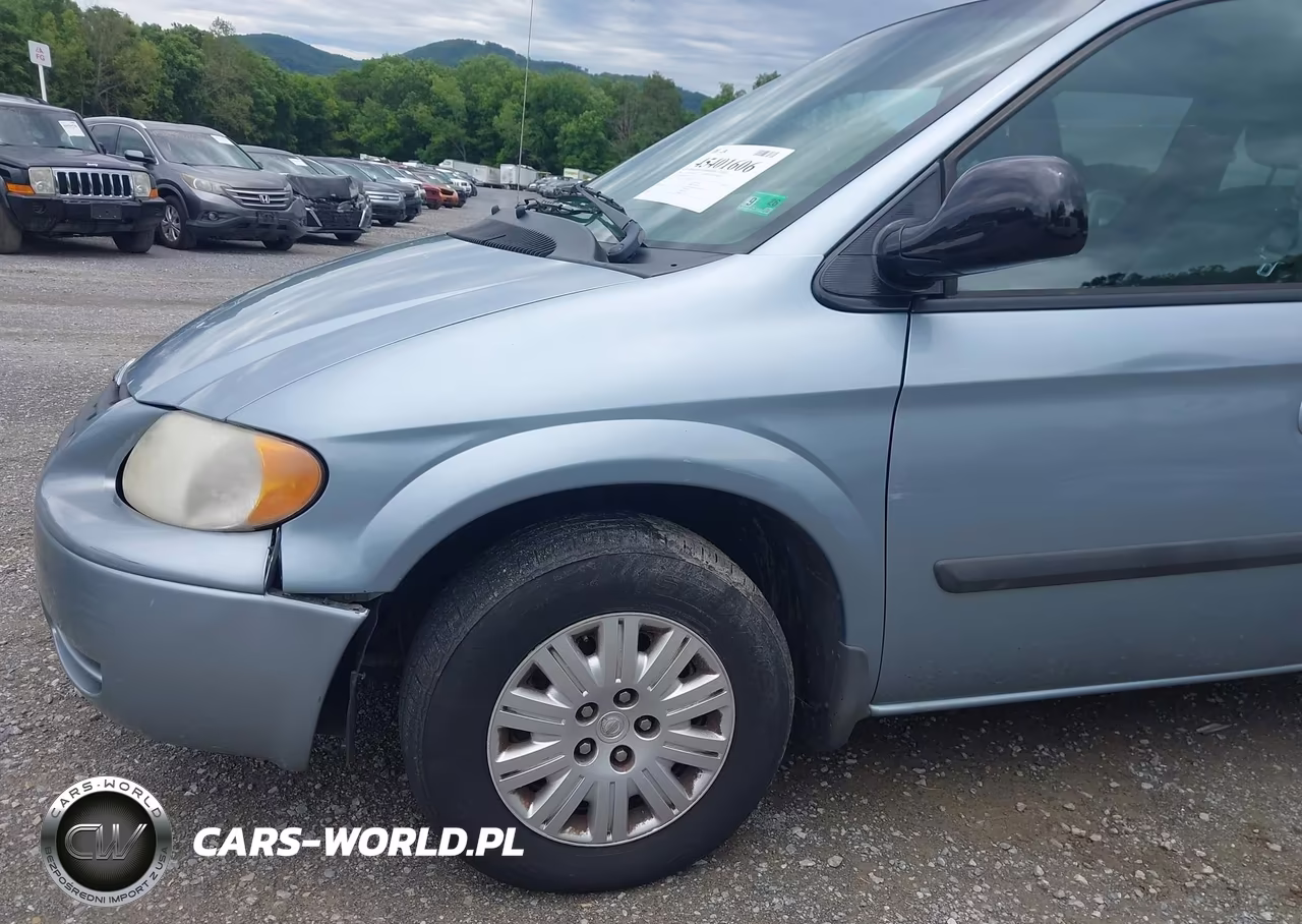 2005 Chrysler Town & Country VIN:1C4GP45R65B388310 - 13