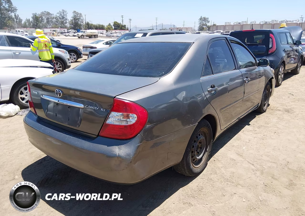 2002 Toyota Camry Le VIN:JTDBE32KX20099570 - 4
