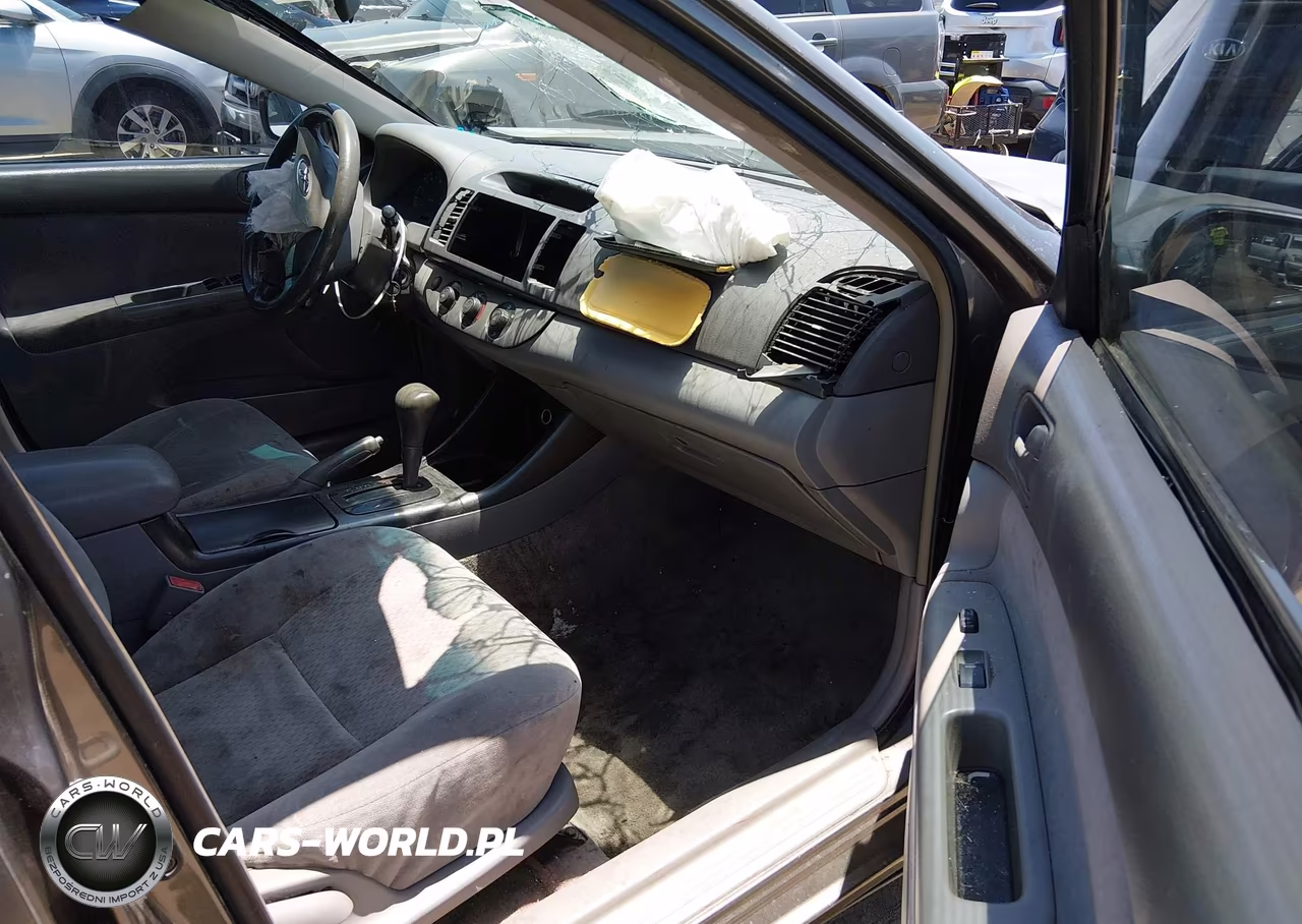 2002 Toyota Camry Le VIN:JTDBE32KX20099570 - 5
