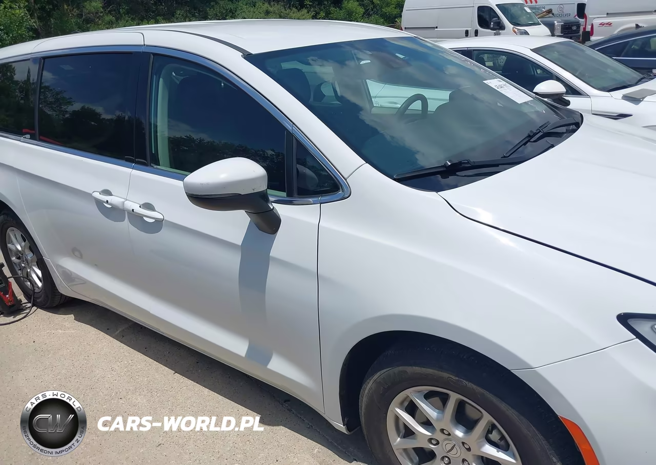 2023 Chrysler Pacifica Touring L VIN:2C4RC1BGXPR620692 - 13