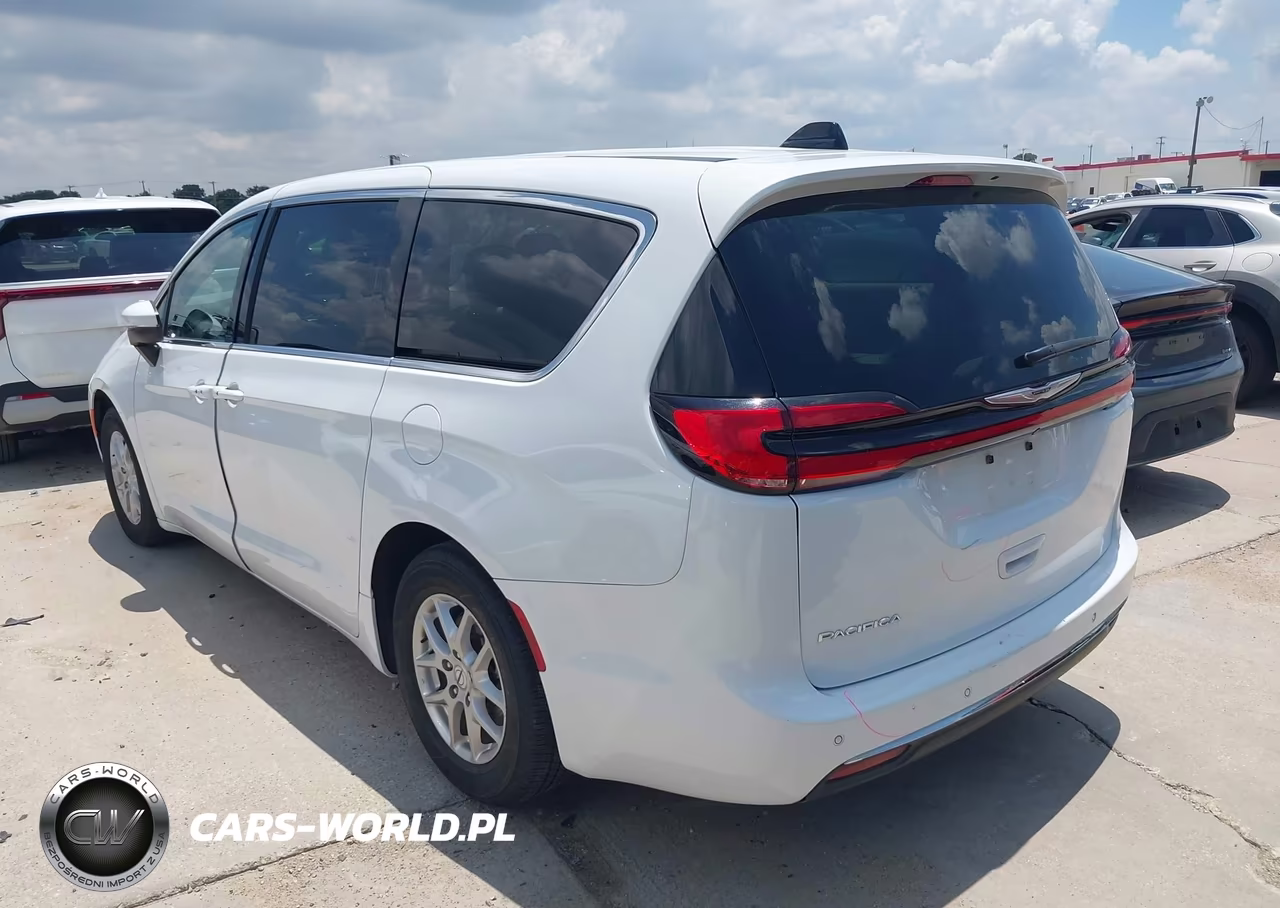 2023 Chrysler Pacifica Touring L VIN:2C4RC1BGXPR620692 - 3