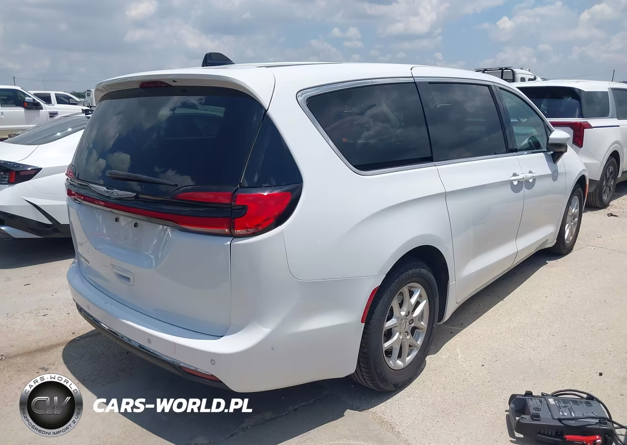 2023 Chrysler Pacifica Touring L VIN:2C4RC1BGXPR620692 - 4
