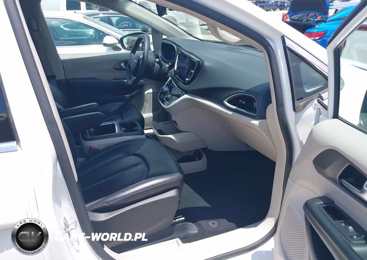 2023 Chrysler Pacifica Touring L VIN:2C4RC1BGXPR620692 - 5