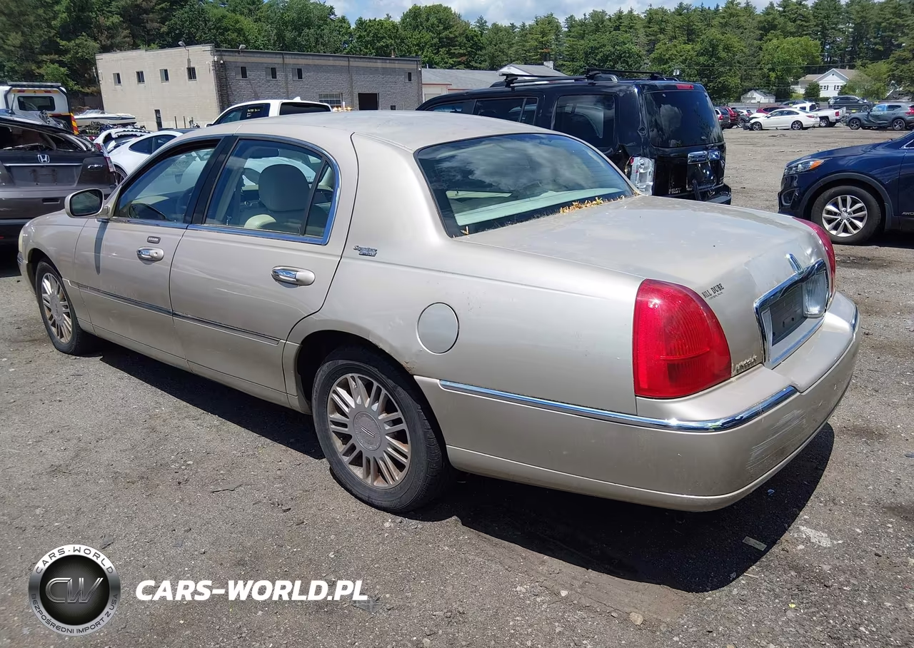 2007 Lincoln Town Car Signature Limited VIN:1LNHM82W17Y604851 - 3