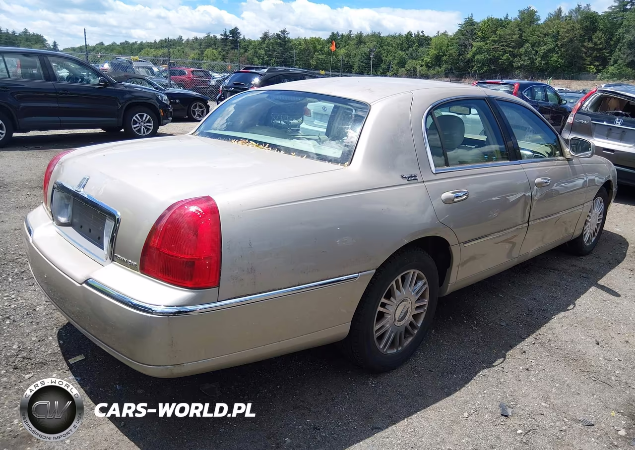 2007 Lincoln Town Car Signature Limited VIN:1LNHM82W17Y604851 - 4