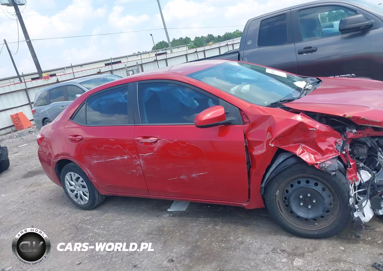 2018 Toyota Corolla Le VIN:5YFBURHE8JP799888 - 13