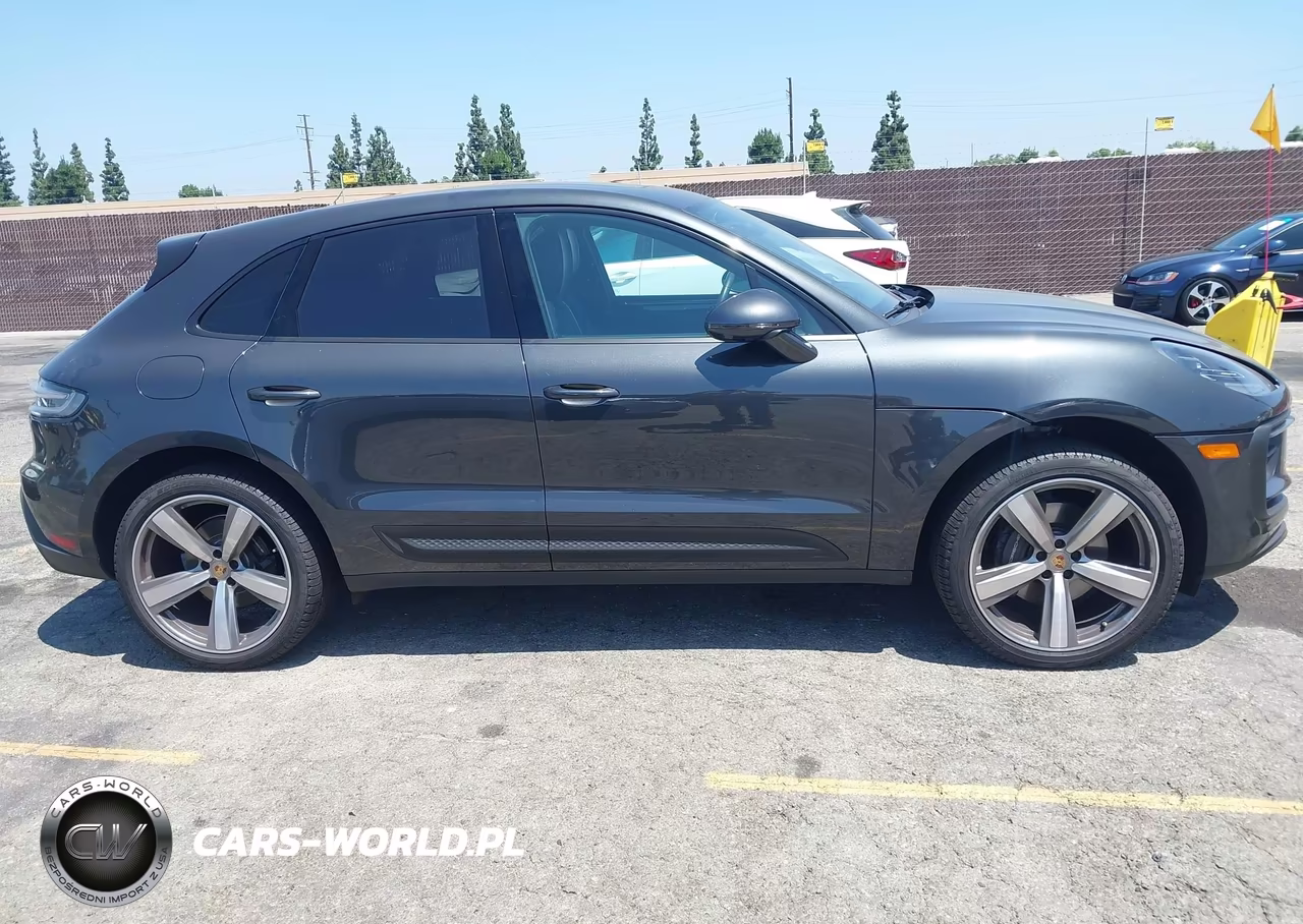 2023 Porsche Macan T VIN:WP1AA2A56PLB01039 - 13