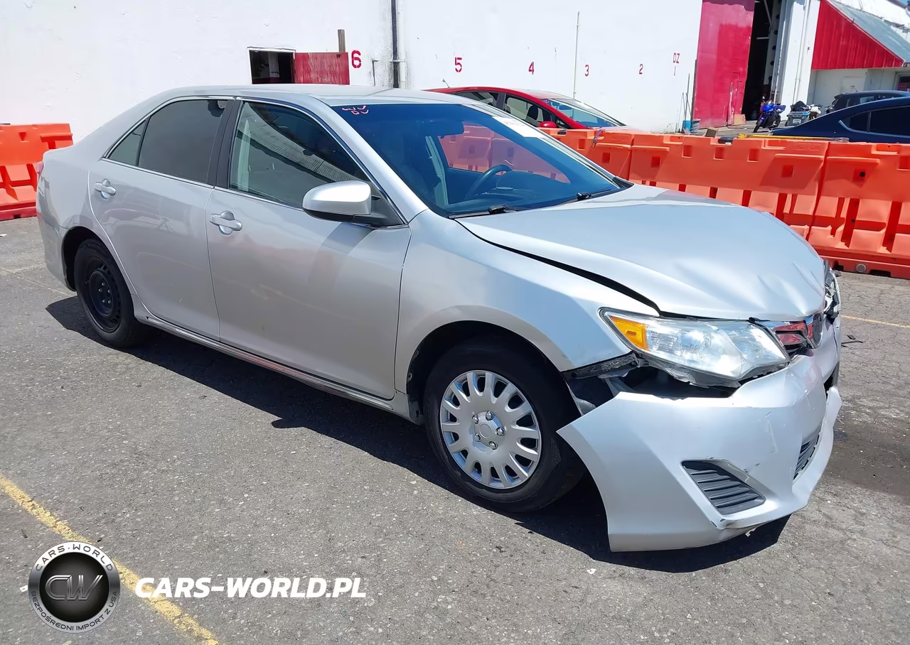2014 Toyota Camry Le – zdjęcie 1 z 16