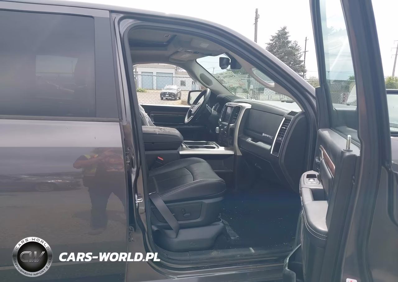 2019 Ram 1500 Classic Laramie 4X4 6'4 Box VIN:1C6RR7VM8KS704107 - 5