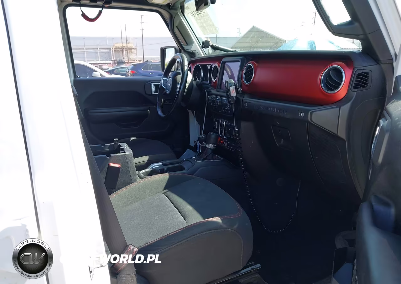2018 Jeep Wrangler Unlimited Rubicon 4X4 VIN:1C4HJXFG0JW165798 - 5