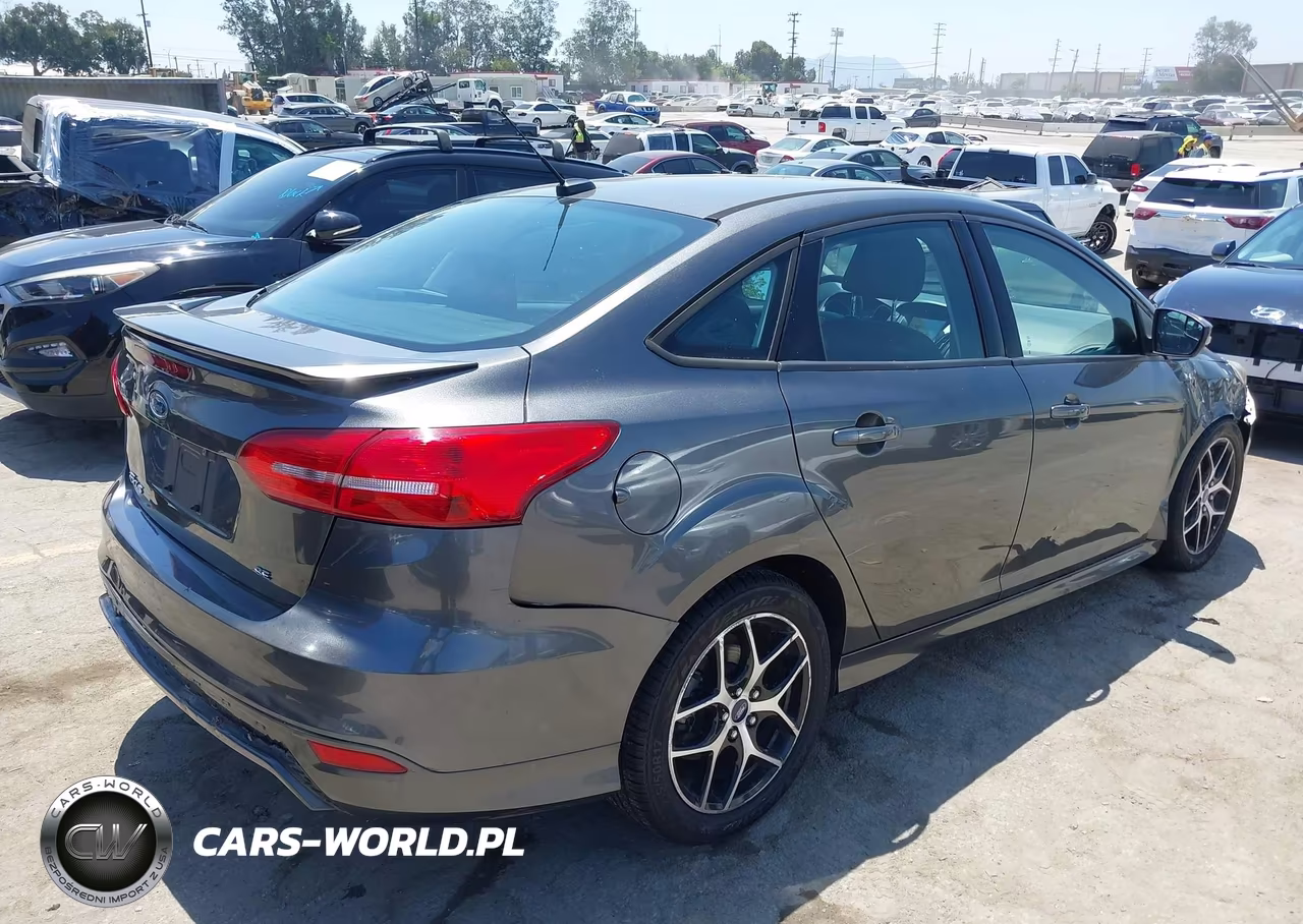 2015 Ford Focus Se VIN:1FADP3F26FL241324 - 4