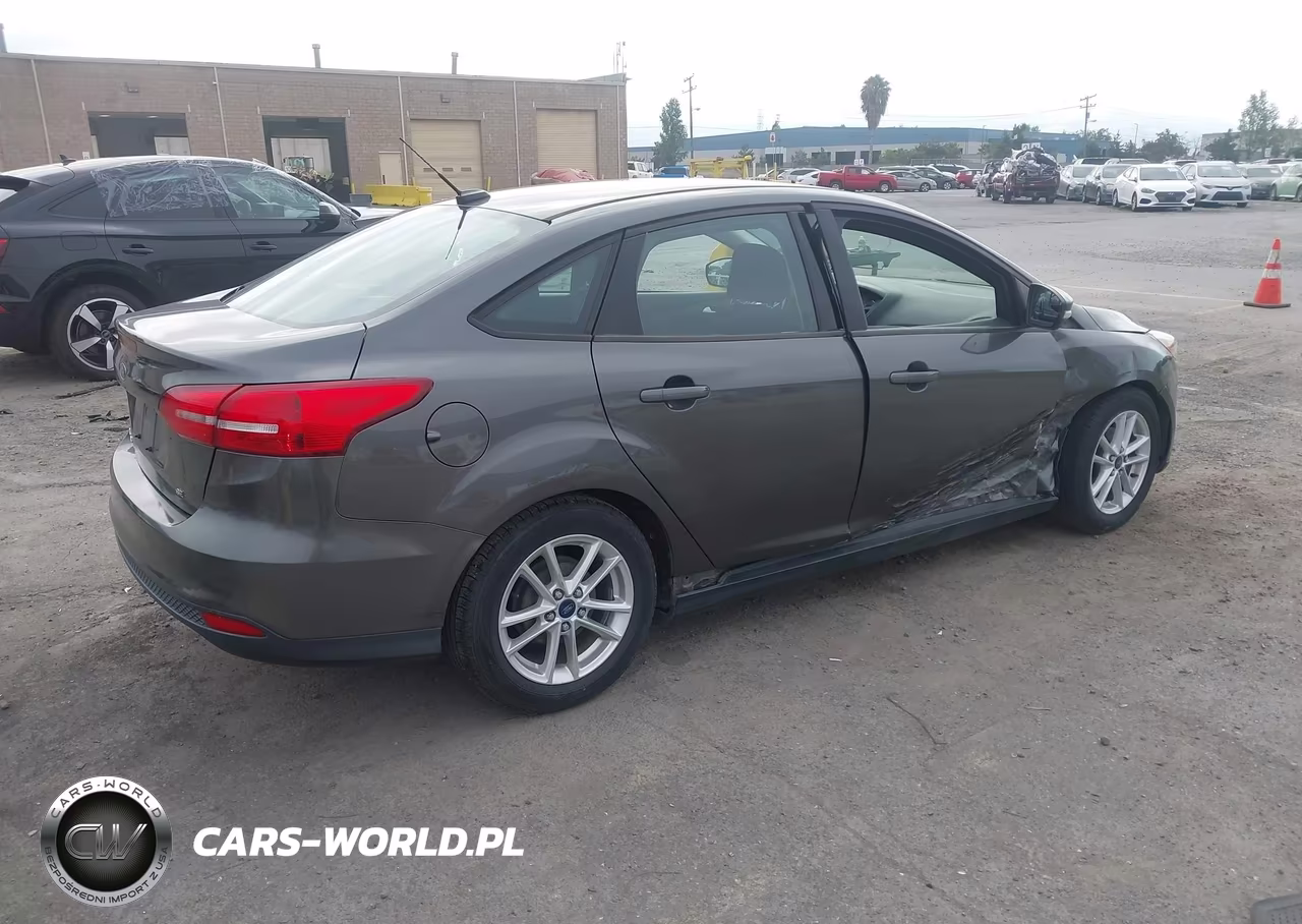 2015 Ford Focus Se VIN:1FADP3F20FL294665 - 4