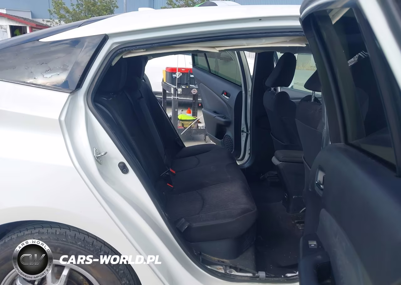 2018 Toyota Prius Two VIN:JTDKBRFU8J3074672 - 8