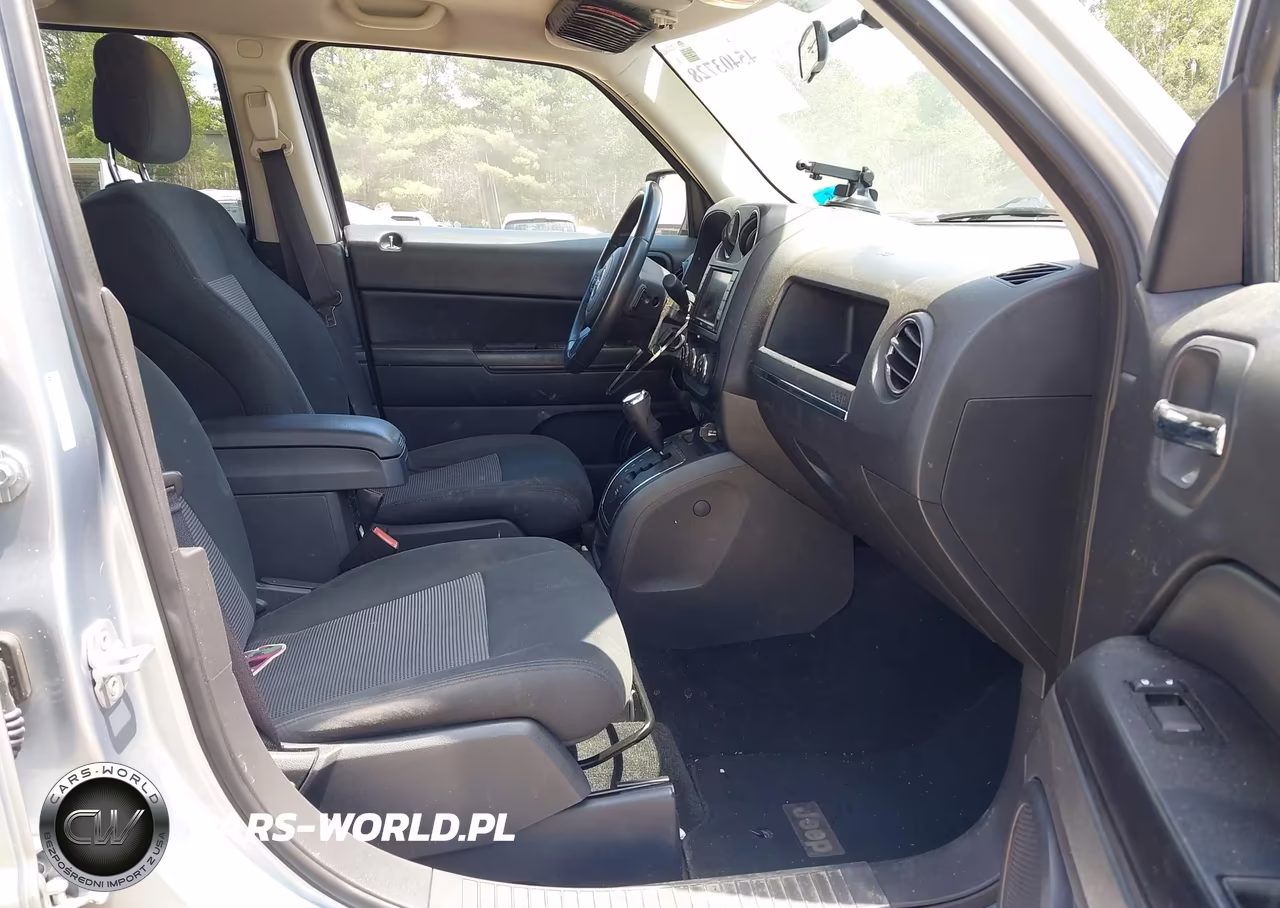 2013 Jeep Patriot Latitude VIN:1C4NJPFB2DD137704 - 3