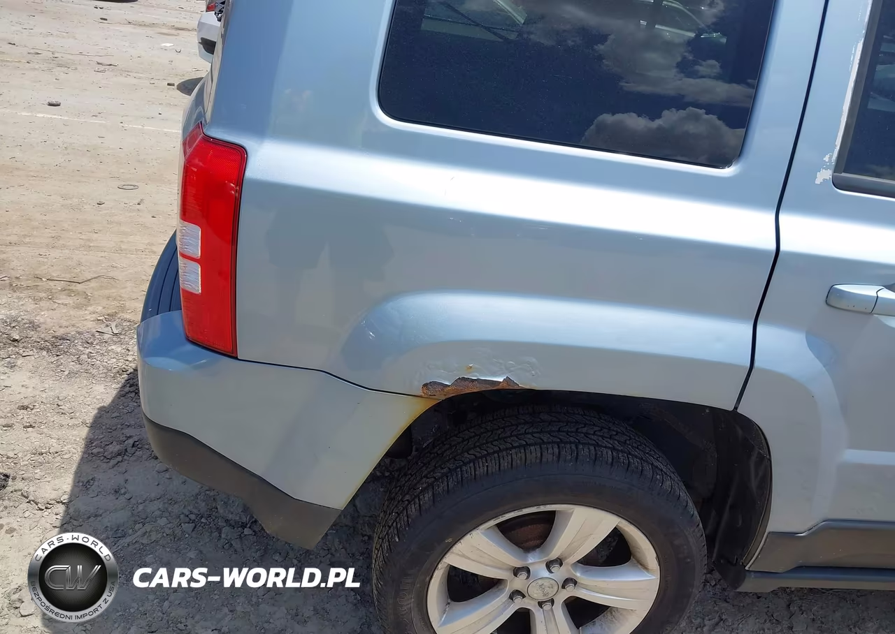 2013 Jeep Patriot Latitude VIN:1C4NJPFB2DD137704 - 4