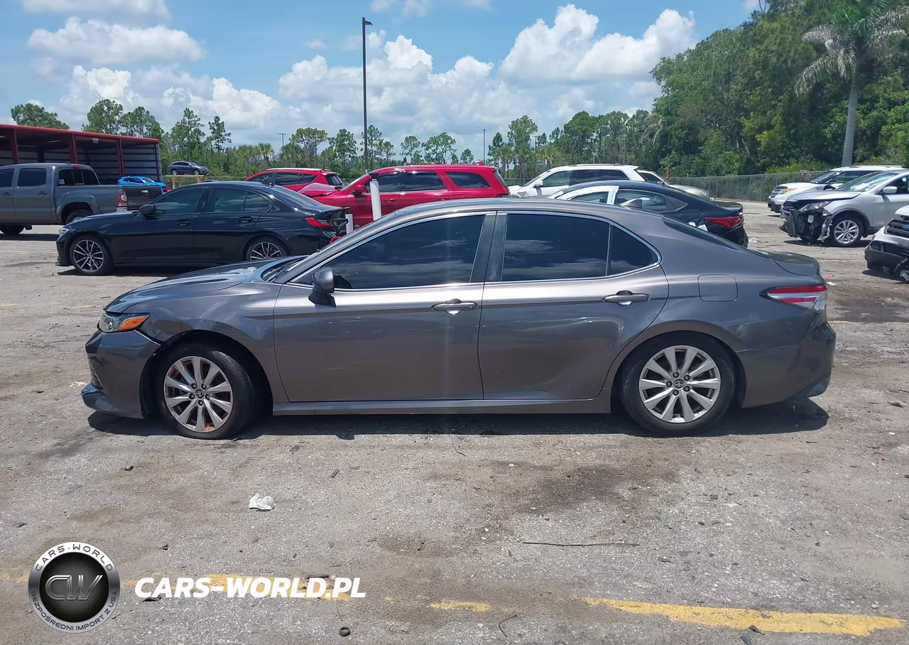 2020 Toyota Camry Le VIN:4T1C11AK3LU384350 - 14
