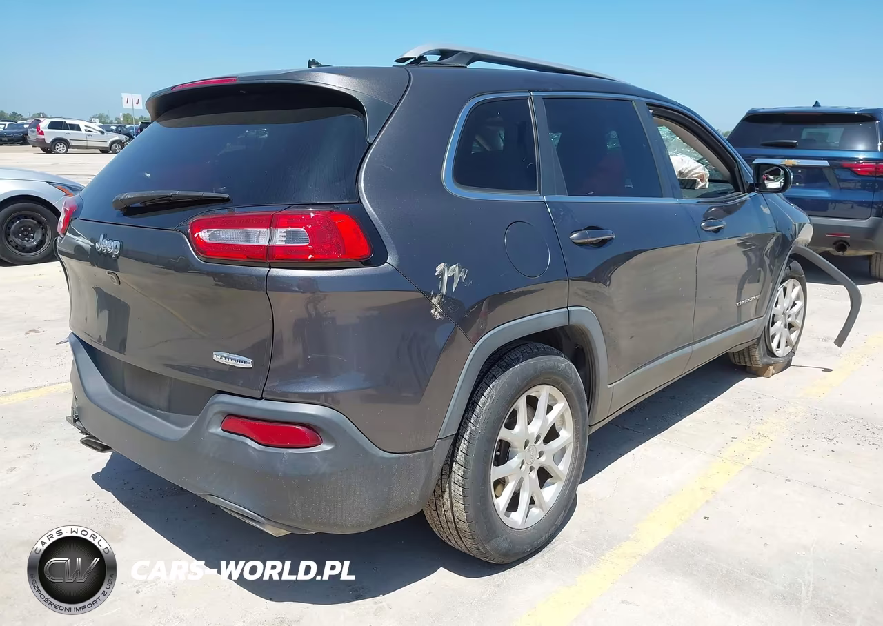 2015 Jeep Cherokee Latitude VIN:1C4PJLCS5FW573038 - 4