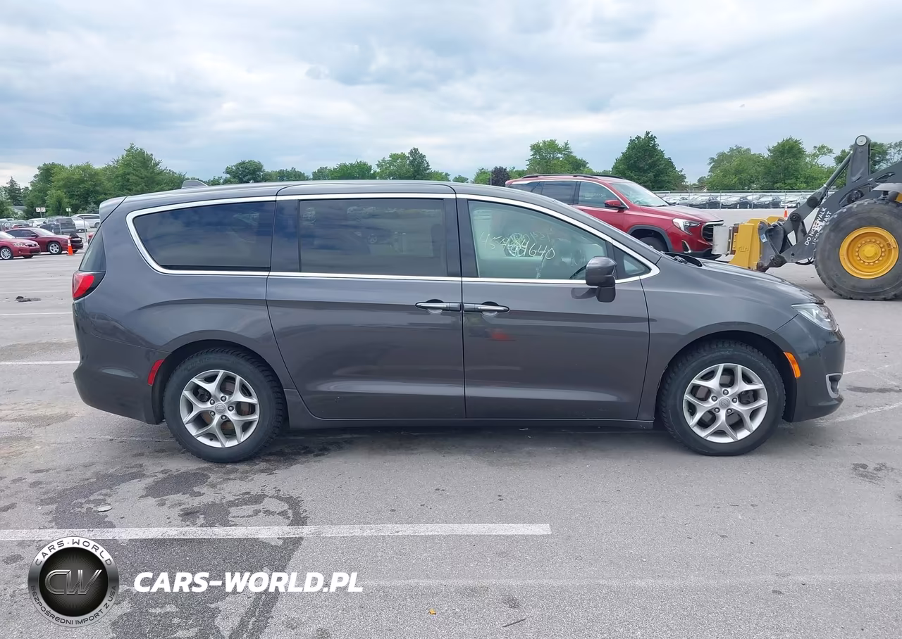 2019 Chrysler Pacifica Touring Plus VIN:2C4RC1FG3KR505709 - 13
