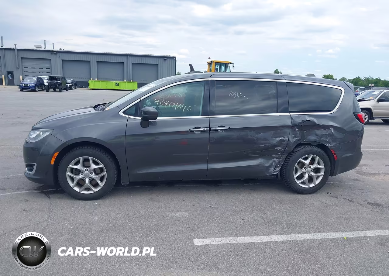 2019 Chrysler Pacifica Touring Plus VIN:2C4RC1FG3KR505709 - 14