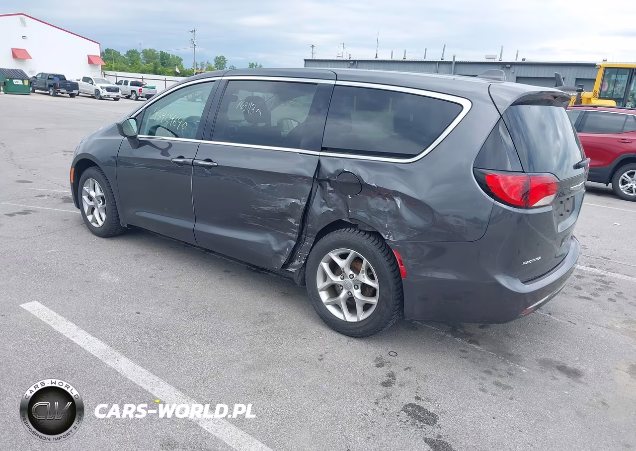 2019 Chrysler Pacifica Touring Plus VIN:2C4RC1FG3KR505709 - 3