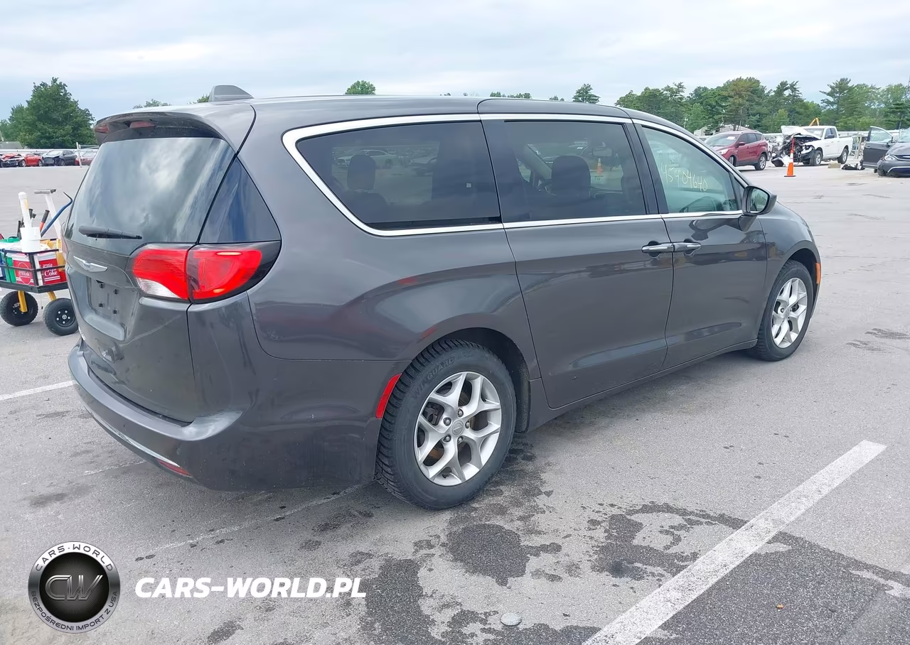 2019 Chrysler Pacifica Touring Plus VIN:2C4RC1FG3KR505709 - 4