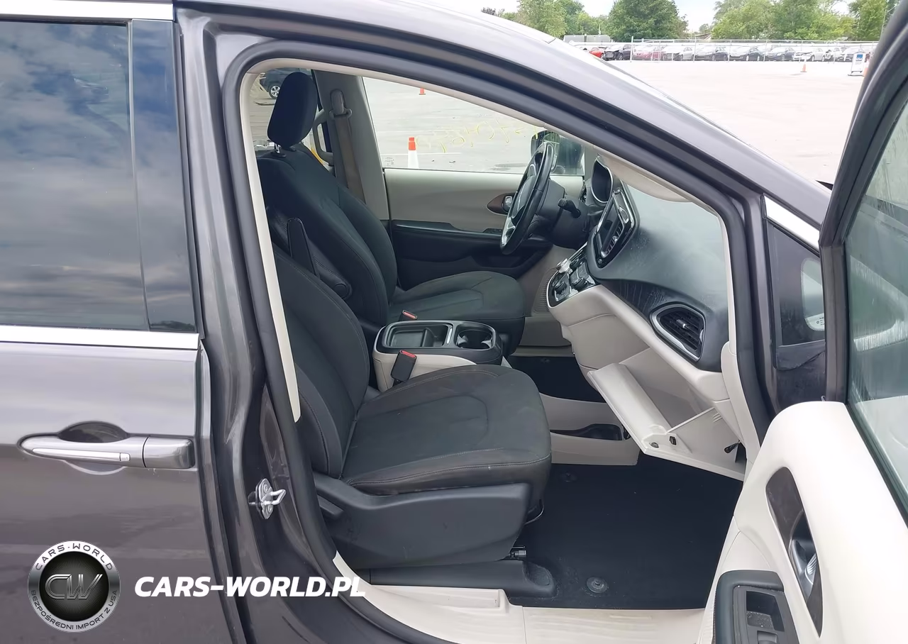 2019 Chrysler Pacifica Touring Plus VIN:2C4RC1FG3KR505709 - 5
