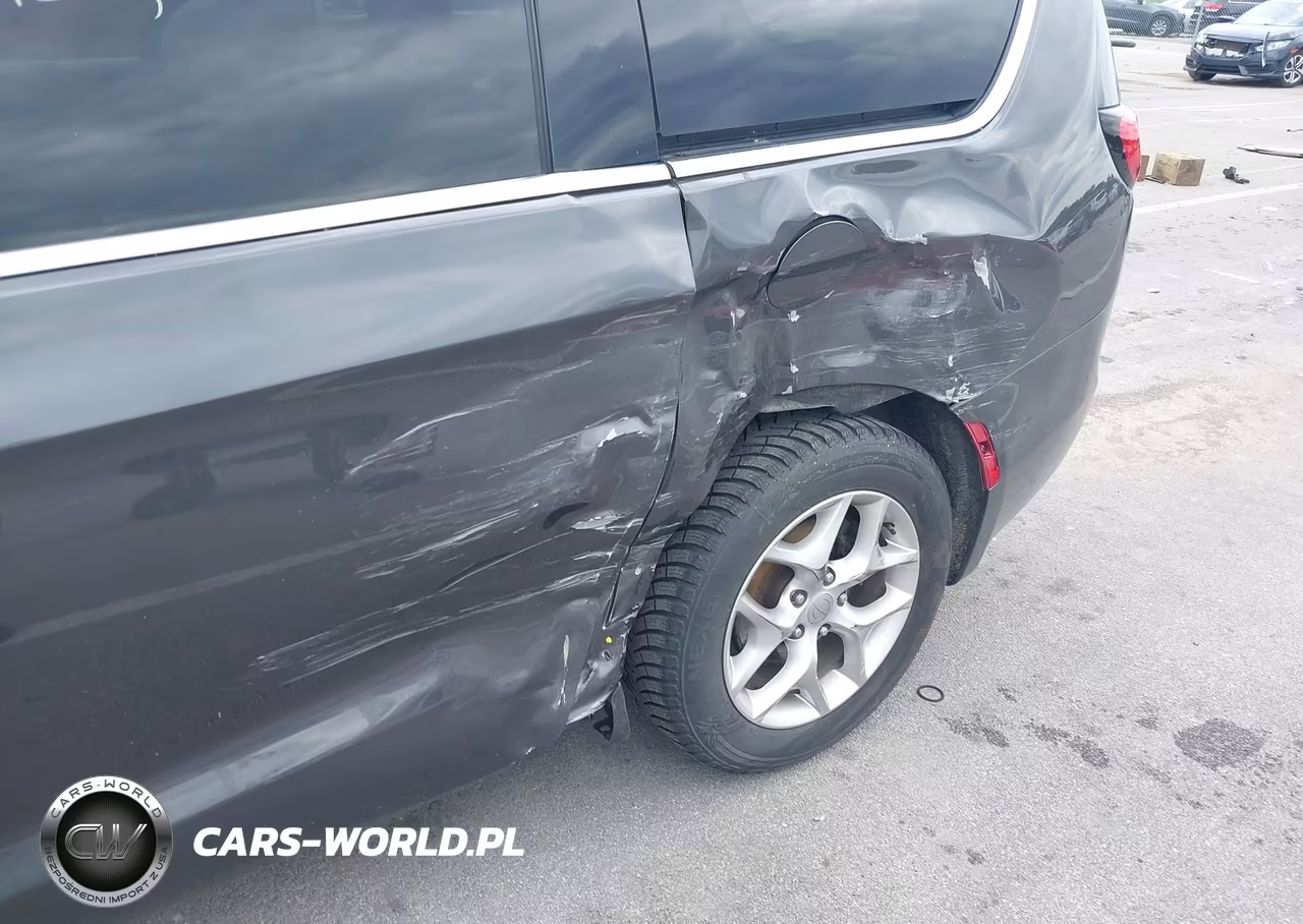 2019 Chrysler Pacifica Touring Plus VIN:2C4RC1FG3KR505709 - 6