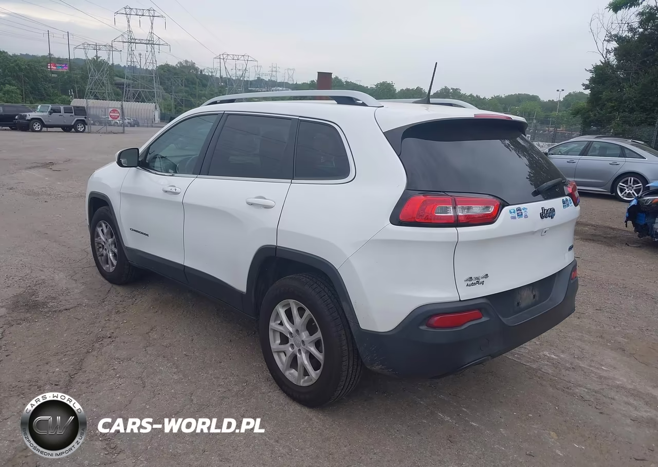2018 Jeep Cherokee Latitude Plus 4X4 VIN:1C4PJMLB2JD505466 - 3