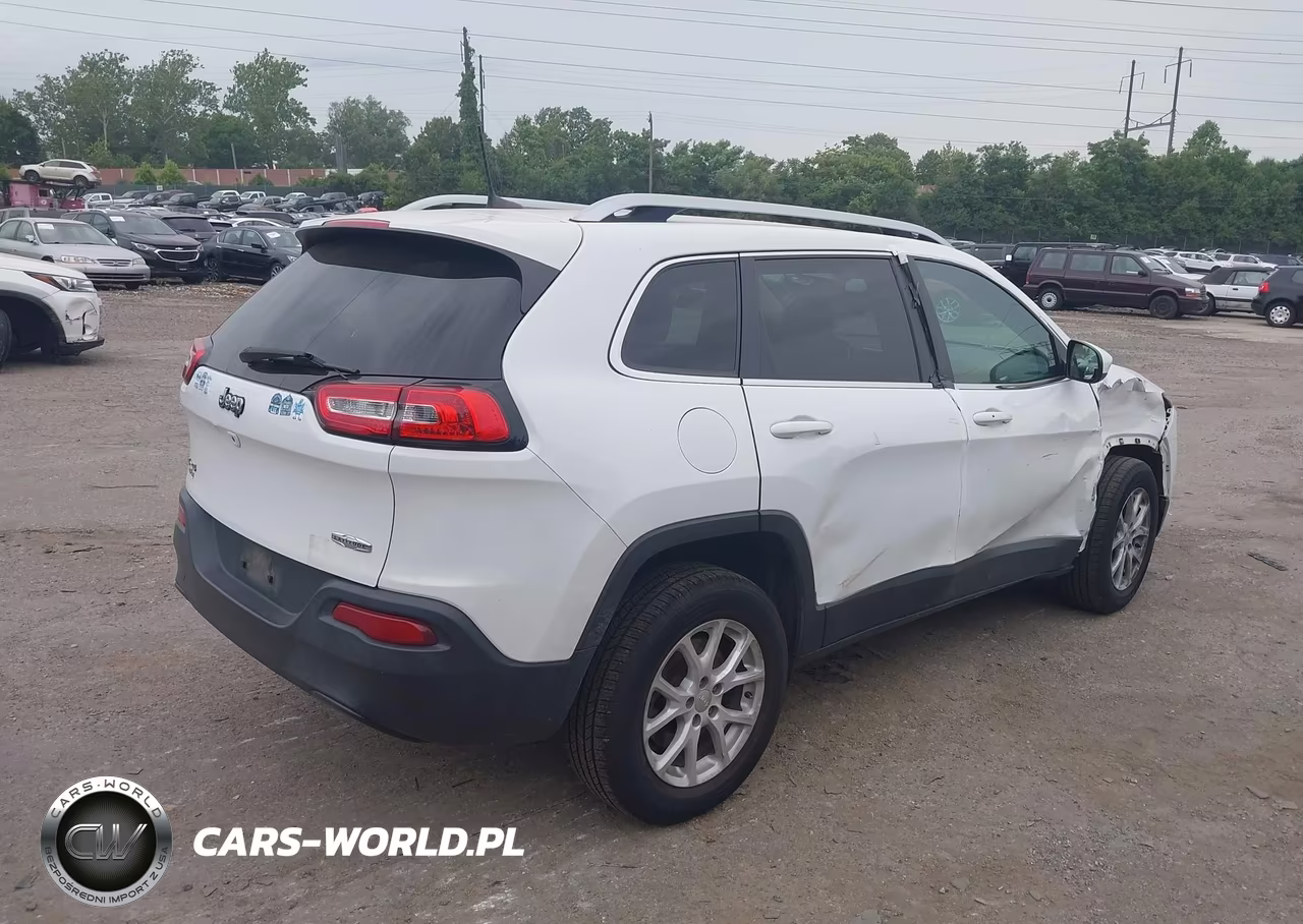 2018 Jeep Cherokee Latitude Plus 4X4 VIN:1C4PJMLB2JD505466 - 4