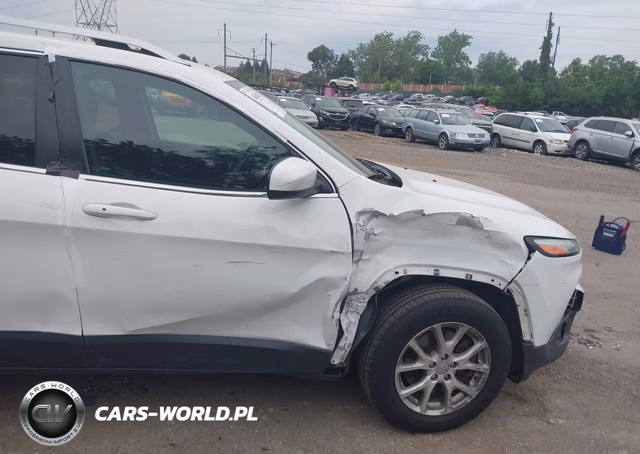 2018 Jeep Cherokee Latitude Plus 4X4 VIN:1C4PJMLB2JD505466 - 6