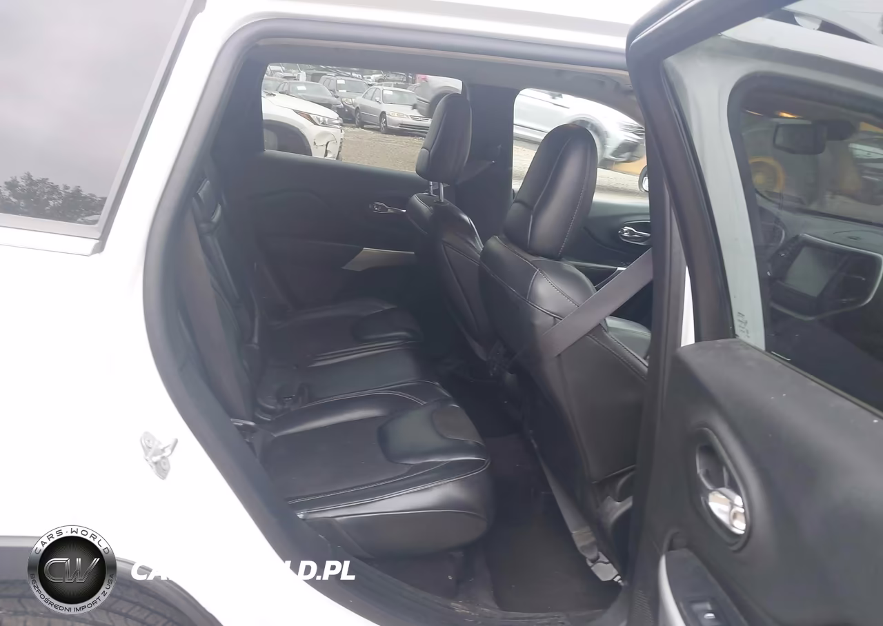 2018 Jeep Cherokee Latitude Plus 4X4 VIN:1C4PJMLB2JD505466 - 8