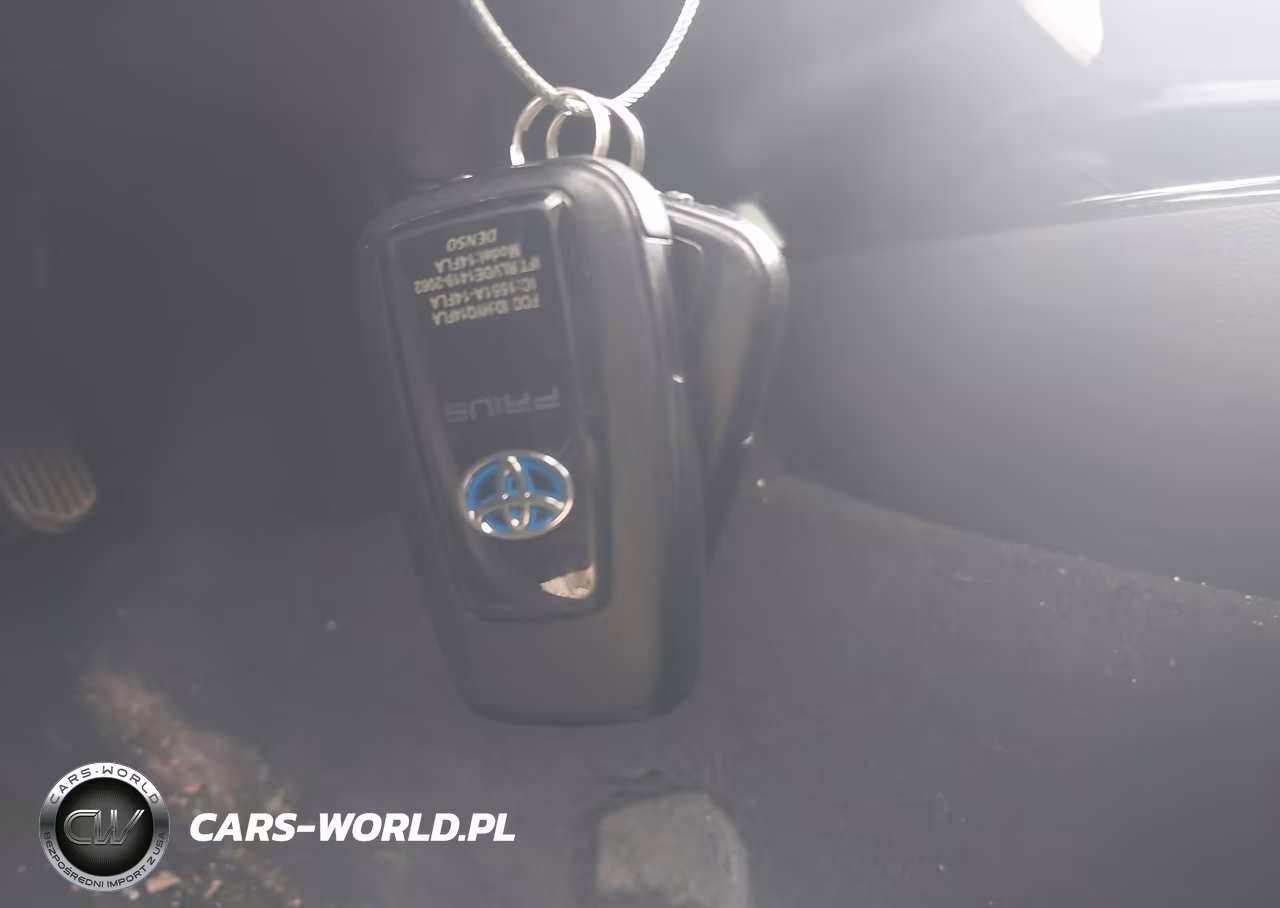 2018 Toyota Prius VIN:JTDKARFU9J3545487 - 11