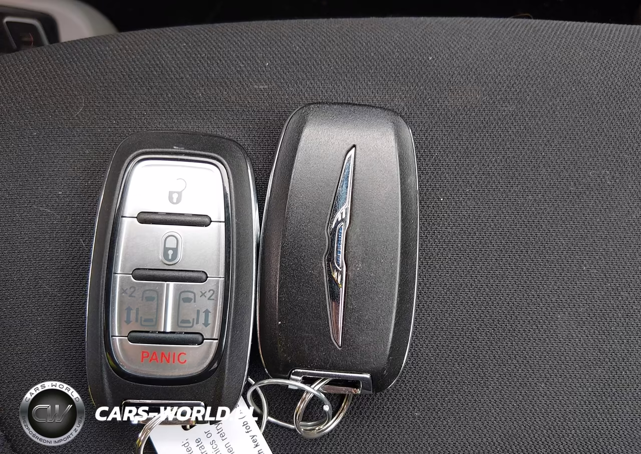 2018 Chrysler Pacifica Touring VIN:2C4RC1DGXJR253748 - 11