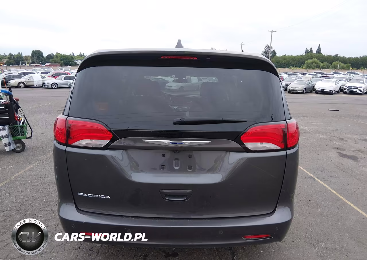 2018 Chrysler Pacifica Touring VIN:2C4RC1DGXJR253748 - 16