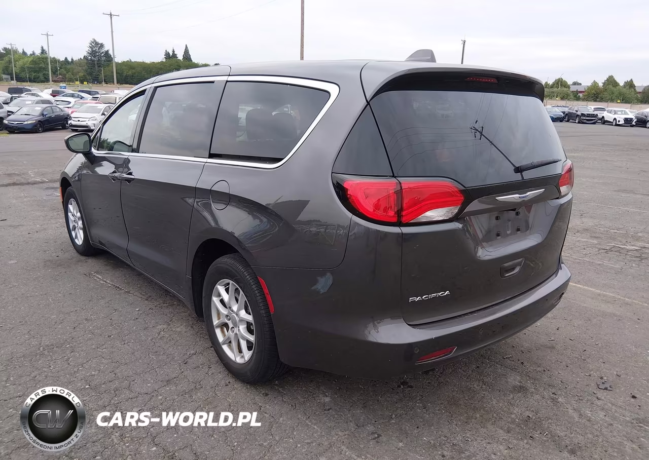 2018 Chrysler Pacifica Touring VIN:2C4RC1DGXJR253748 - 3