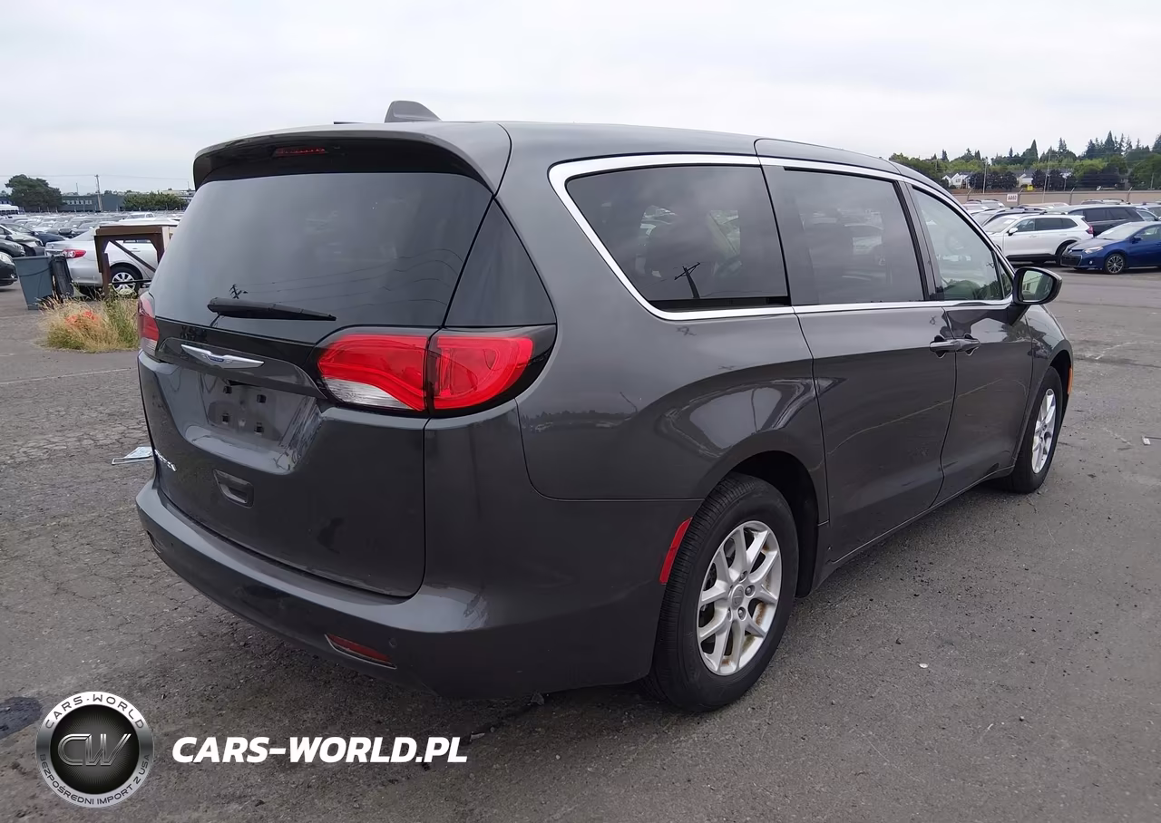 2018 Chrysler Pacifica Touring VIN:2C4RC1DGXJR253748 - 4