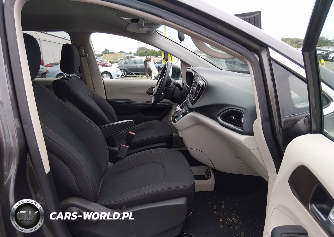 2018 Chrysler Pacifica Touring VIN:2C4RC1DGXJR253748 - 5
