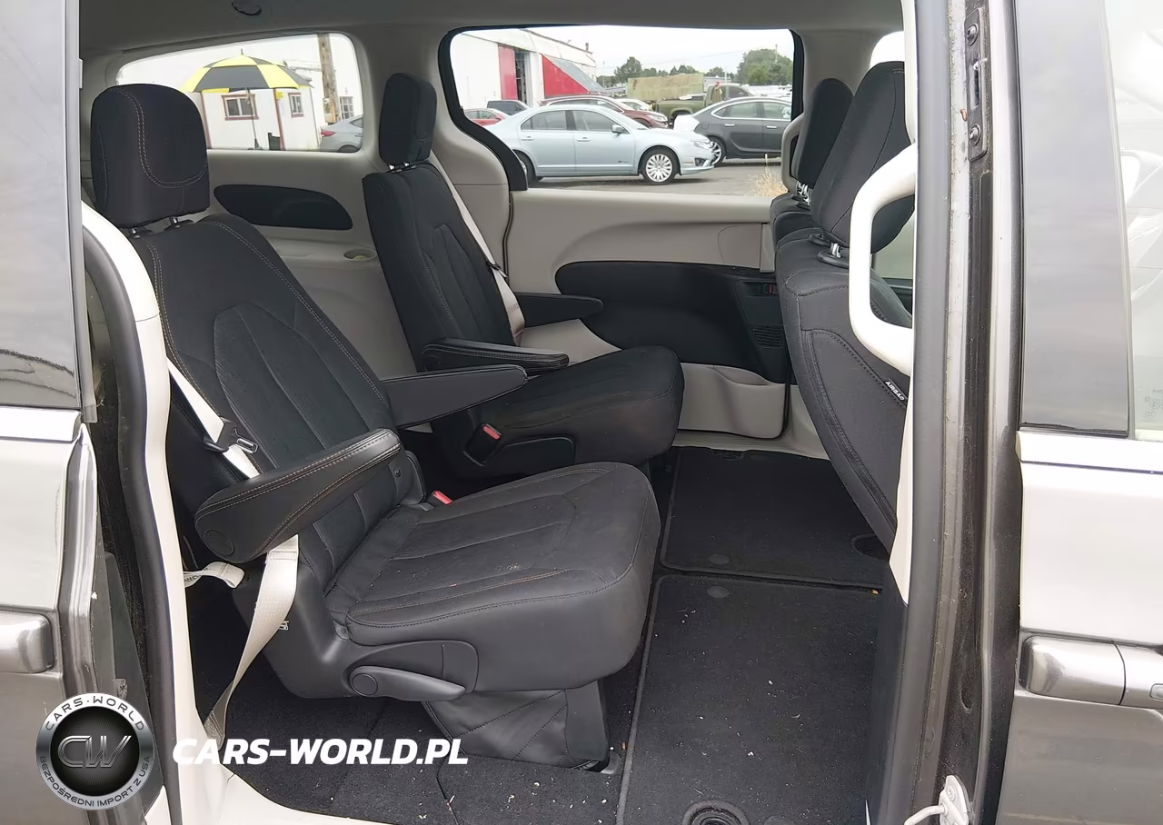 2018 Chrysler Pacifica Touring VIN:2C4RC1DGXJR253748 - 8