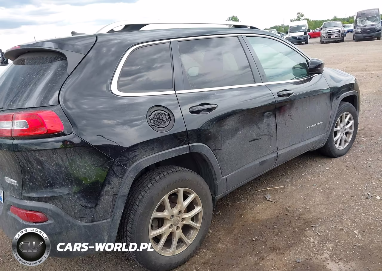 2018 Jeep Cherokee Latitude 4X4 VIN:1C4PJMCB1JD585424 - 4