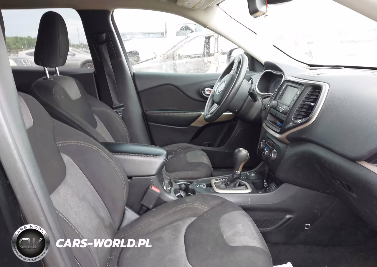 2018 Jeep Cherokee Latitude 4X4 VIN:1C4PJMCB1JD585424 - 5