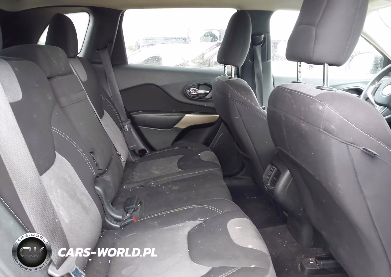 2018 Jeep Cherokee Latitude 4X4 VIN:1C4PJMCB1JD585424 - 8