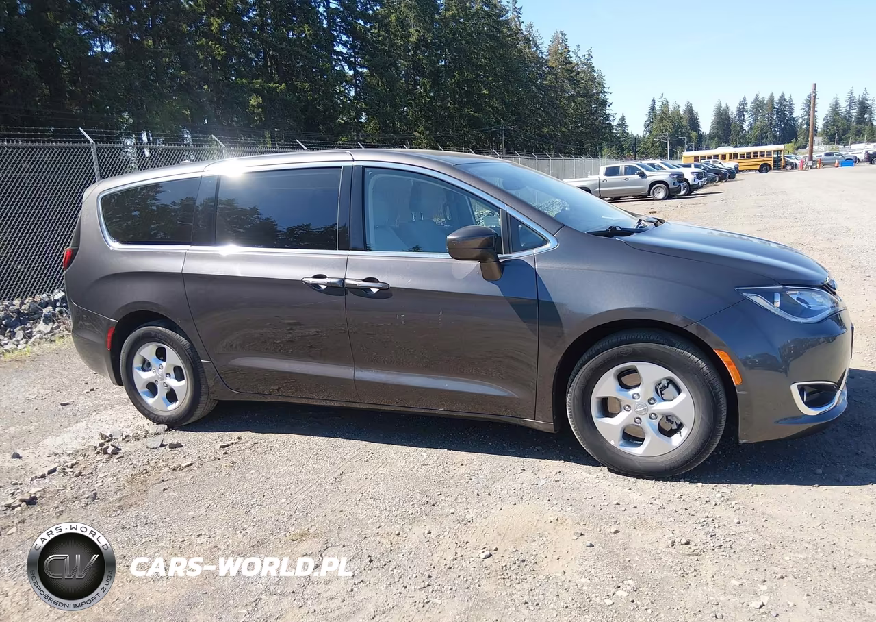 2017 Chrysler Pacifica Hybrid Touring Plus VIN:2C4RC1H75HR797479 - 13