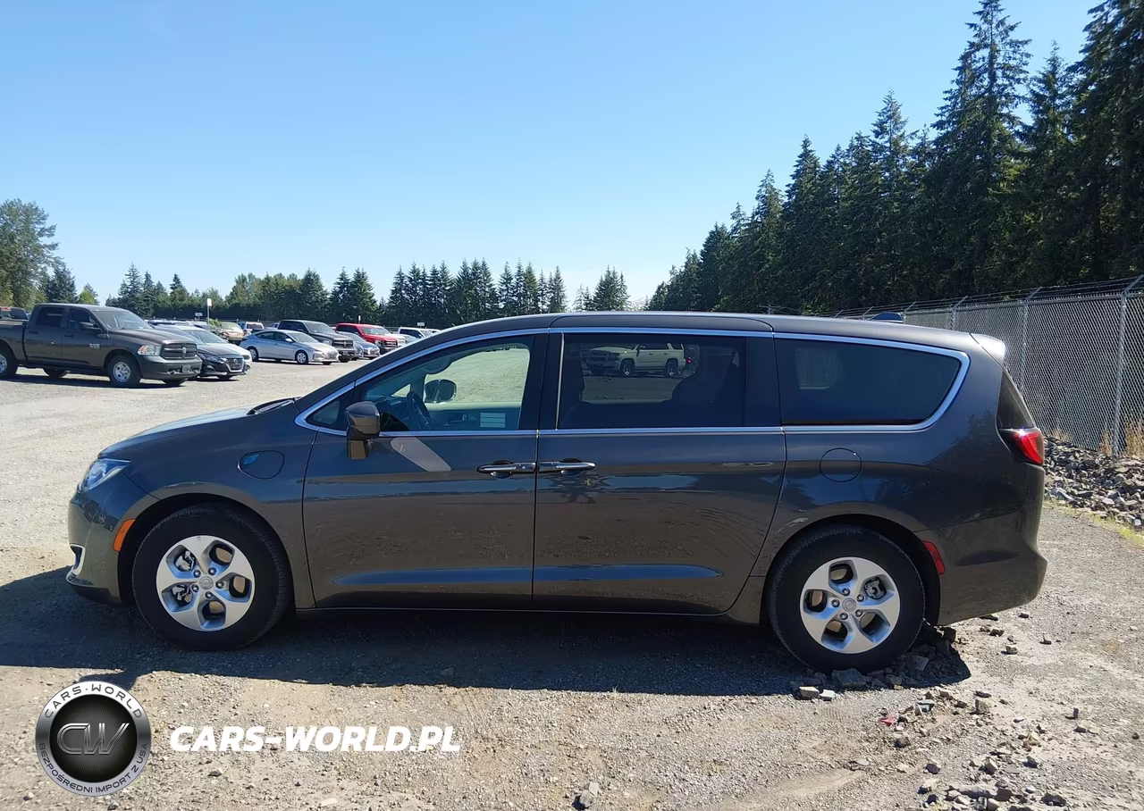 2017 Chrysler Pacifica Hybrid Touring Plus VIN:2C4RC1H75HR797479 - 14