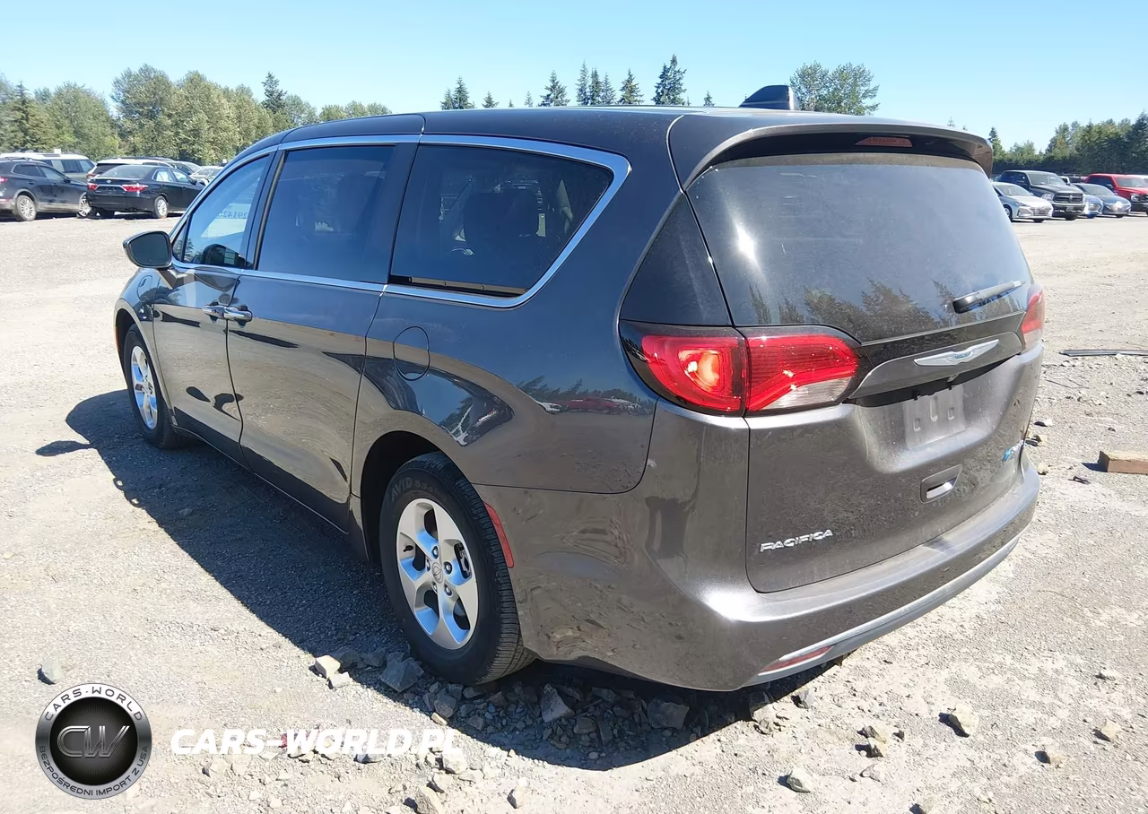 2017 Chrysler Pacifica Hybrid Touring Plus VIN:2C4RC1H75HR797479 - 3