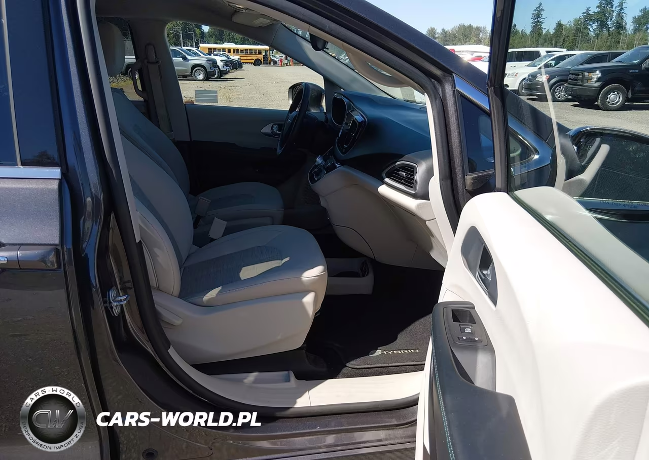 2017 Chrysler Pacifica Hybrid Touring Plus VIN:2C4RC1H75HR797479 - 5