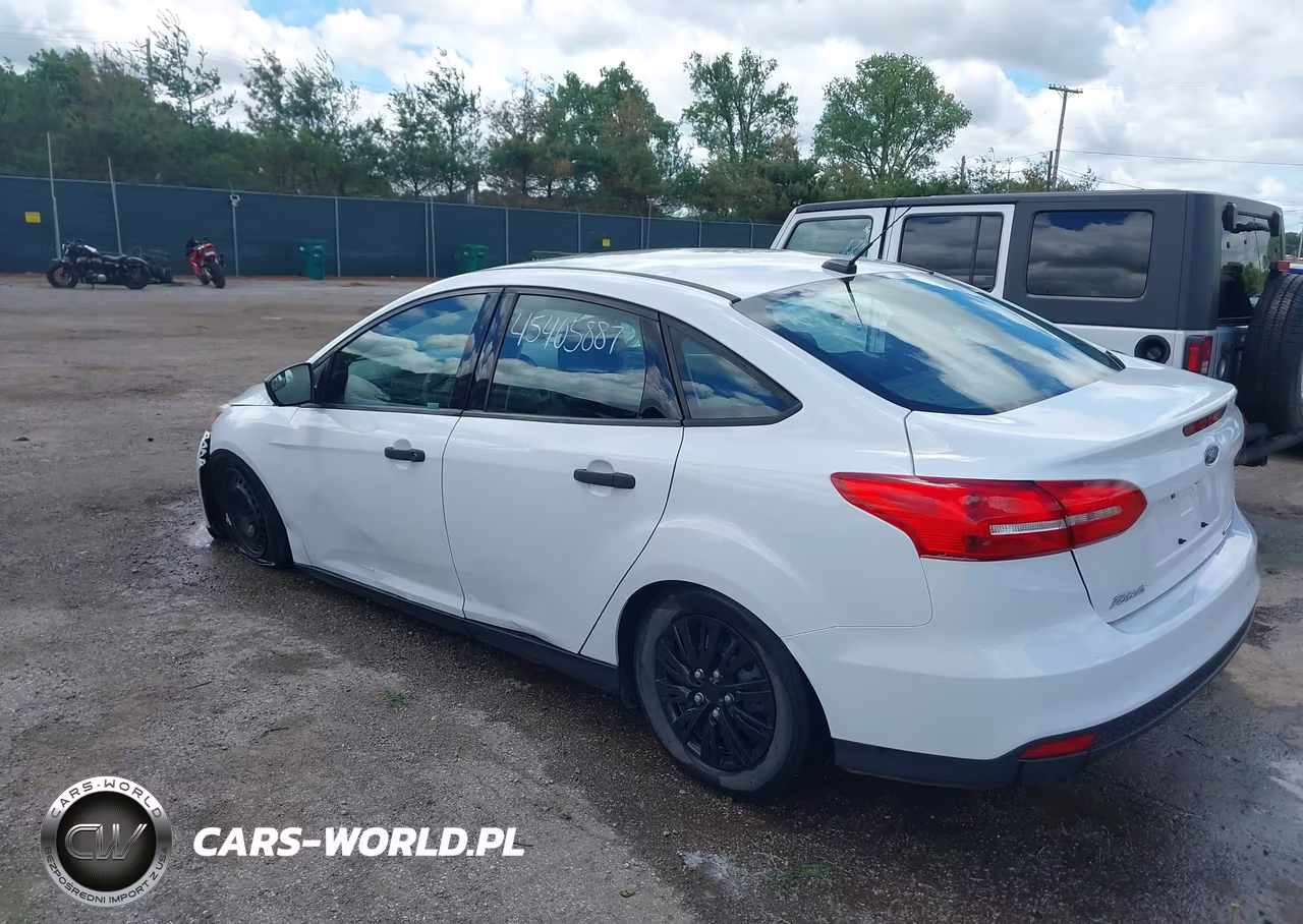 2015 Ford Focus S VIN:1FADP3E29FL323095 - 3