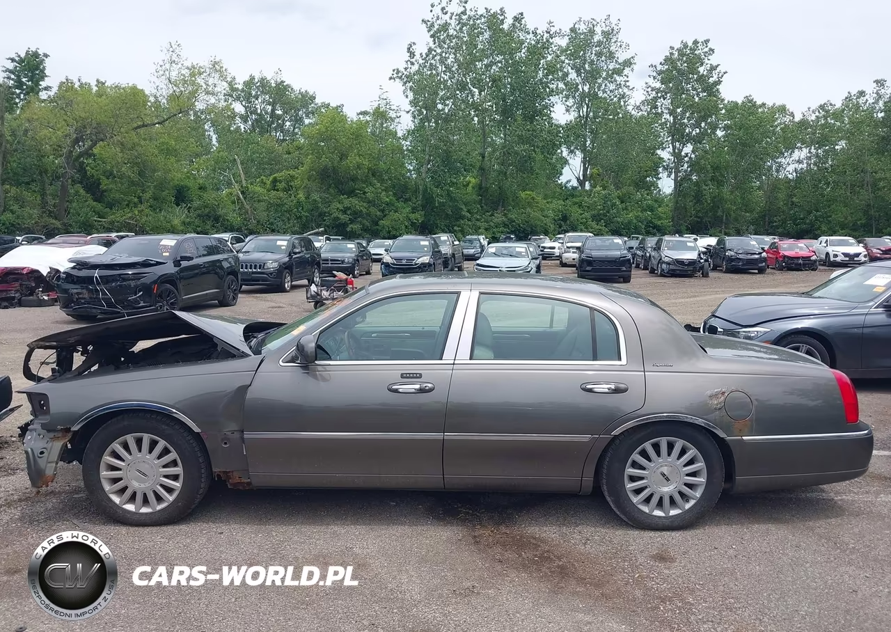 2003 Lincoln Town Car Signature VIN:1LNHM82W33Y696457 - 15