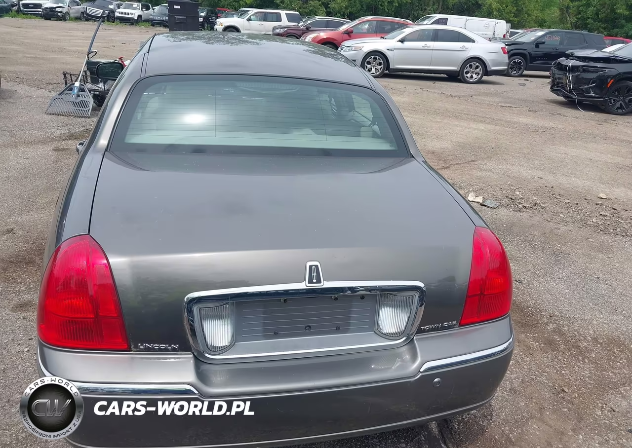 2003 Lincoln Town Car Signature VIN:1LNHM82W33Y696457 - 17