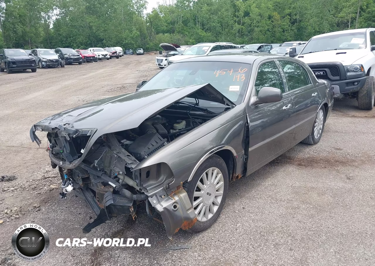 2003 Lincoln Town Car Signature VIN:1LNHM82W33Y696457 - 2