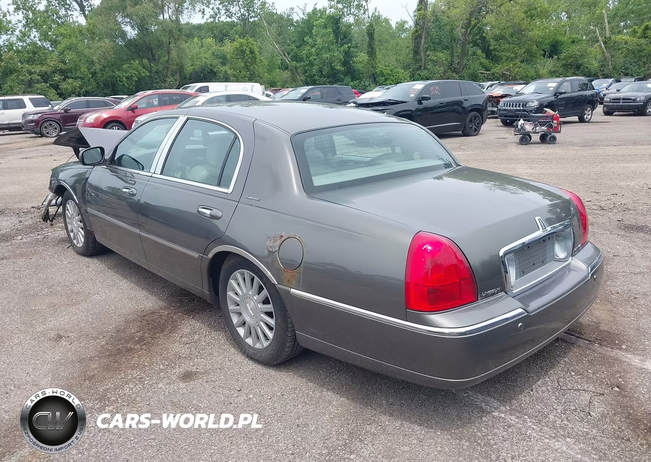 2003 Lincoln Town Car Signature VIN:1LNHM82W33Y696457 - 3